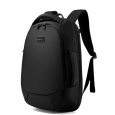 MYBALO ASTON Perfektní volba pro minimalisty s dobrým vkusem 6 ikon: - Nejtenčí batoh - Elegantní - Kapsa na notebook do 15,6" - Kapsa na tablet do 9" - Otevírání o 180 stupňů - USB a USB-C port - Drží tvar - Voděodolný - Skryté kapsy Elegantní a minimalistický Jedná se o velmi elegantní a minimalistický batoh. S tímto parťákem neuděláte chybu při běžném nošení do města, ani na důležité schůzce. Tenký batoh MYBALO Aston je batoh s vůbec nejmenší hloubkou z naší nabídky. Díky tomu působí elegantně a minimalisticky, ale i přesto se do něj vejdou všechny vaše nezbytnosti. Kvalitní voděodolný materiál, dlouhá životnost Kvalitní umělá kůže zajišťuje trvanlivost a odolnost batohu proti vodě a opotřebení. MYBALO Aston tak bude vaším společníkem opravdu dlouho. Drží tvar Batoh si zachovává svůj tvar také v případě, že jej budete mít úplně prázdný. Vestavěný USB a USB-C port Nabíjejte svá elektronická zařízení kdekoli a kdykoli díky vestavěnému USB a USB-C portu. Popruh k uchycení na kufr Cestujte pohodlně. Kdykoli chcete mít volná záda, jednoduše připevněte batoh na rukojeť svého kufru. Pohodlné polstrování Užijte si komfortní nošení díky kvalitnímu a prodyšnému polstrování ramenních popruhů a zádové části. Další praktické kapsy Zorganizujte si pohodlně a snadno své věci díky množství vychytaných kapes. Skryté kapsy V zádové části a na ramenním popruhu najdete skryté kapsy pro bezpečné uložení cenností. Vnitřní kapsy Vnitřní kapsy slouží pro snadnou organizaci všech vašich věcí. Přední kapsa Přední kapsa je určena pro věci, které chcete mít rychle a snadno po ruce. Parametry: - Rozměry: 46 x 30 x 9 cm - Objem: 11 l - Hmotnost: 1,19 kg - Kapsa na notebook: Ano (do vel. 15,6") - Kapsa na tablet: Ano (do vel. 9") - USB port: Ano - Voděodolnost: Ano - Hlavní materiál: Ekokůže + Polyester - Podšívka: Polyester - Barva: Černá